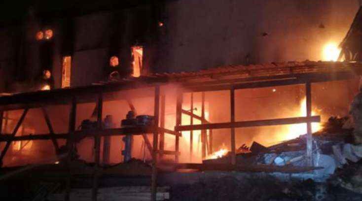 Azərbaycanda sabiq deputatın evi yandı