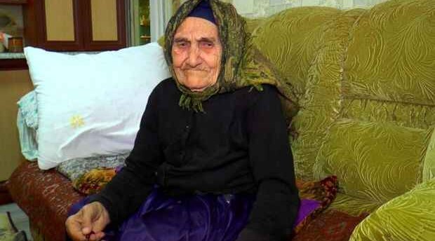 105 yaşlı Nasxanım nənədən sağlamlıq sirri - "Gündə 3 dəfə eyni vaxtda bunu edin"