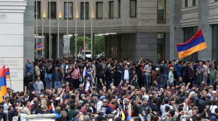 В столице Армении продолжаются акции протеста оппозиционеров