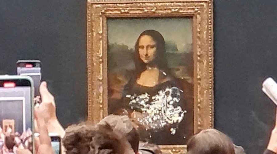 Man dressed as old woman throws cake at da Vinci painting