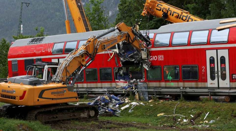 Three German railway employees under investigation after deadly crash