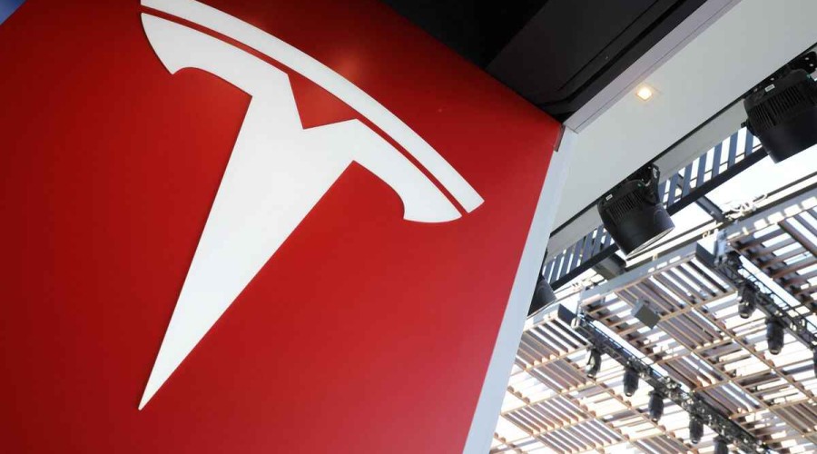 Tesla sued by former employees over 'mass layoff'