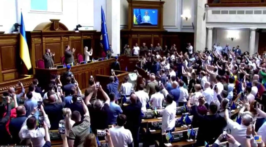Avropa İttifaqının bayrağı alqış sədaları altında Ukrayna parlamentində - VİDEO
