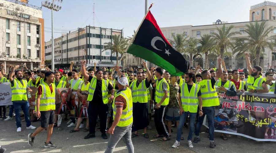 Angry protests against feuding leaders grip Libyan cities