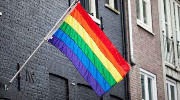 Berlində məscidin divarlarına LGBT bayrağı asıldı