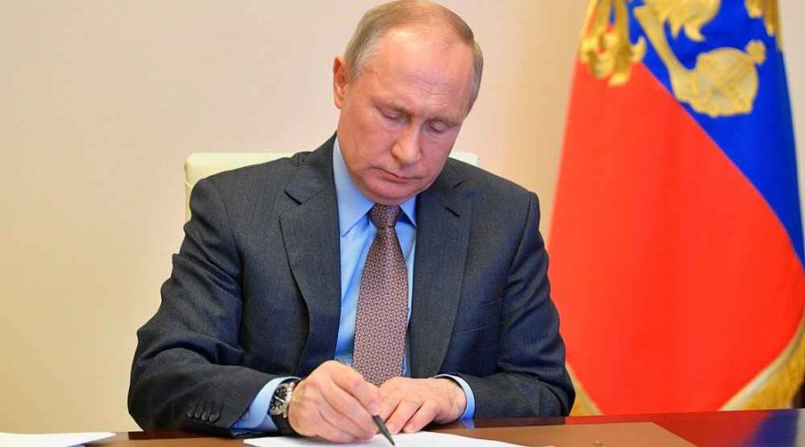Путин присвоил Слуцкому и Калашникову ранг чрезвычайного и полномочного посла