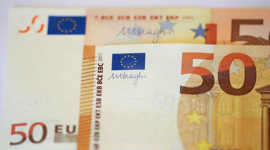 Euro slumps to two-decade low as recession fears mount