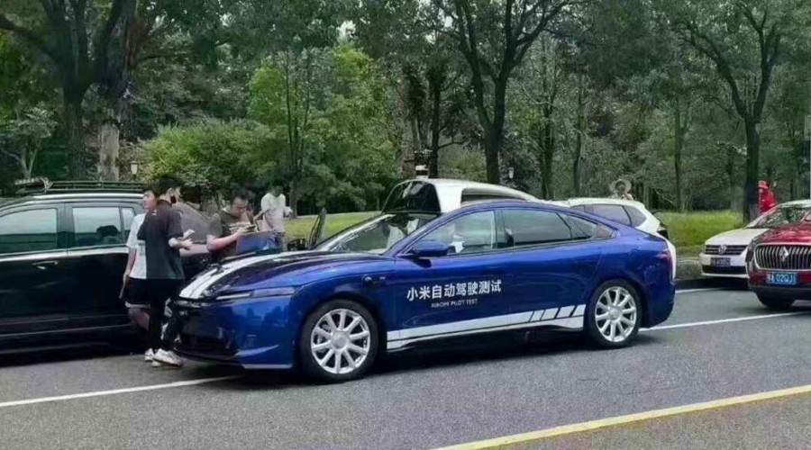 Самоуправляемый автомобиль Xiaomi засняли вживую на улице
