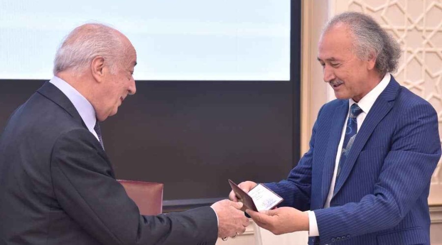 Чингизу Фарзалиеву присвоено почетное звание в Узбекистане – ФОТО