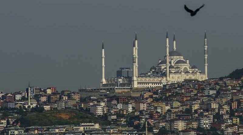 İlon Maskın peykləri İstanbulda HƏYƏCAN YARATDI - FOTO