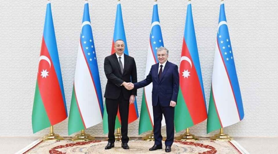 <strong>Президент Азербайджана позвонил Шавкату Мирзиёеву</strong>
