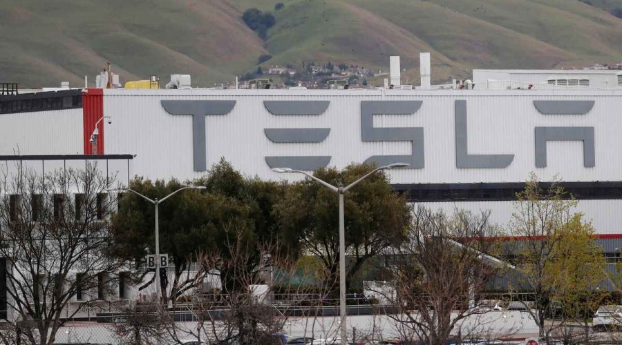 German consumer group files lawsuit against Tesla over privacy concerns, CO2 ads