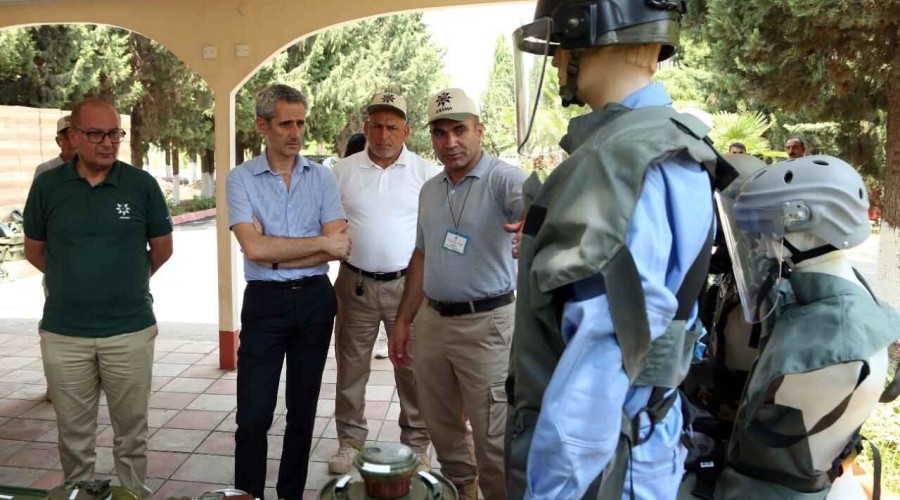 Франция подарила Азербайджану 130 детекторов обнаружения мин