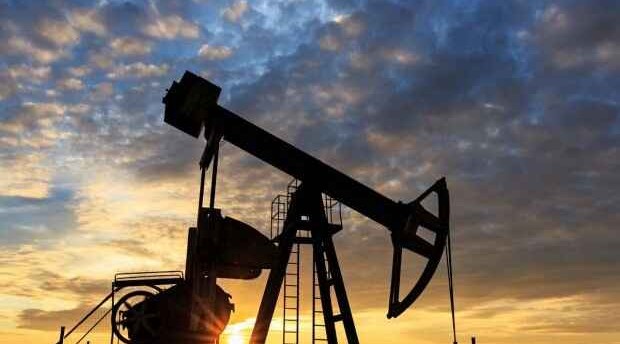 Цены на нефть незначительно снизились в ожидании сокращения спроса