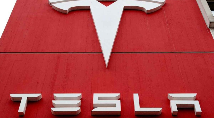 Musk sells Tesla shares worth $6.9 billion, cites chance of forced Twitter deal