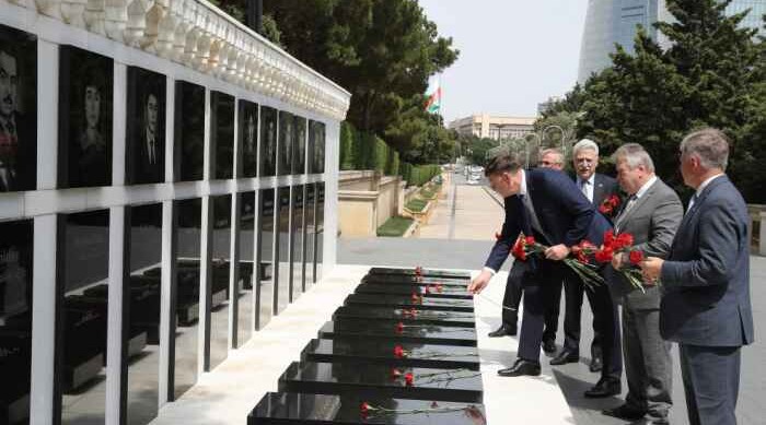 Delegation of Lithuanian Parliament visits Alley of Martyrs