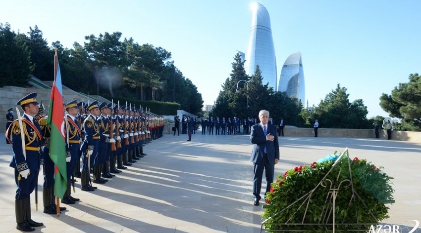 Qazaxıstan Prezidenti Şəhidlər xiyabanını ziyarət etdi - FOTO