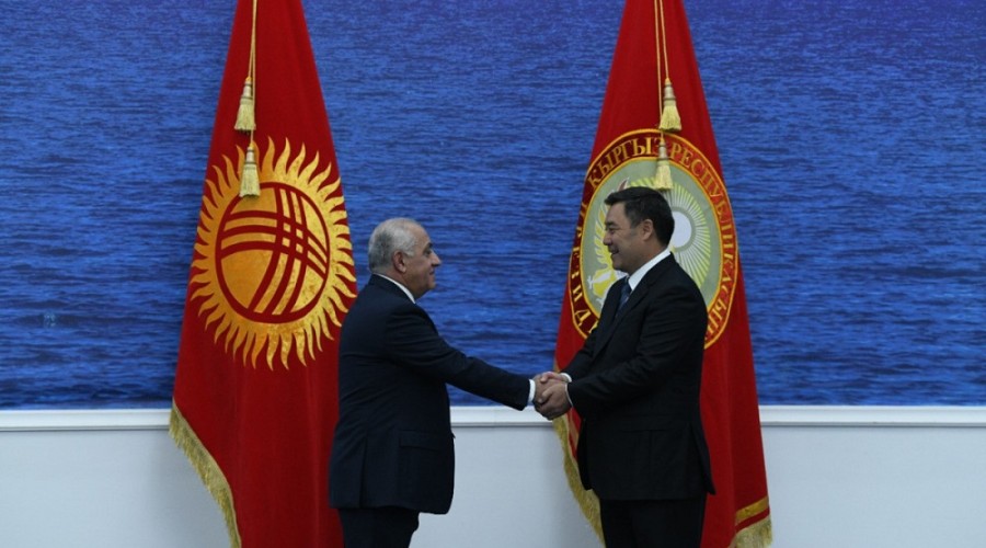 Али Асадов встретился с президентом Кыргызстана