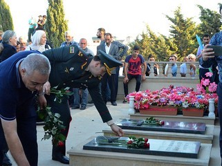 Müdafiə Nazirliyinin rəhbər heyəti şəhidlərin dəfn və yas mərasimlərində iştirak edib