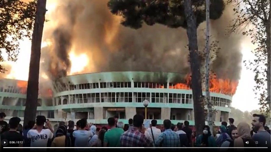 SON DƏQİQƏ: Tehranın mərkəzində ticarət və əyləncə parkı yanır - VİDEO