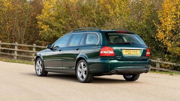 "Jaguar X-Type Estate" estate car owned by Queen Elizabeth II of Great Britain will be auctioned.