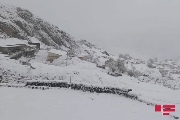 Quba və Qusarın dağlıq yaşayış məntəqələrinə qar yağıb - FOTO