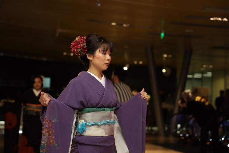 В Баку прошел показ традиционных японских кимоно с орнаментами азербайджанского ковра - ФОТО