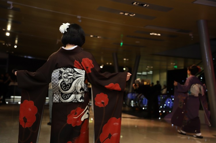 В Баку прошел показ традиционных японских кимоно с орнаментами азербайджанского ковра - ФОТО