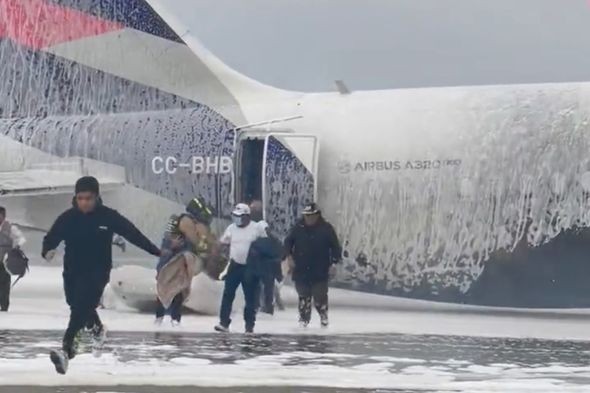 Peruda sərnişin təyyarəsi yanğınsöndürən maşınla toqquşdu: Ölənlər var - FOTO/VİDEO