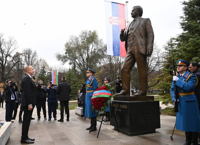 Prezident Belqradda Heydər Əliyevin abidəsini ziyarət etdi