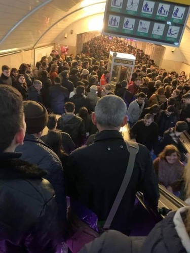 Bakı metrosunda izdiham yaşanıb - FOTO