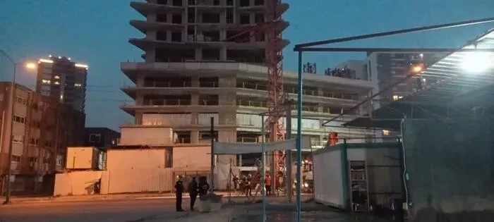 İzmirdə kran aşıb, ölənlər və yaralananlar var - FOTO