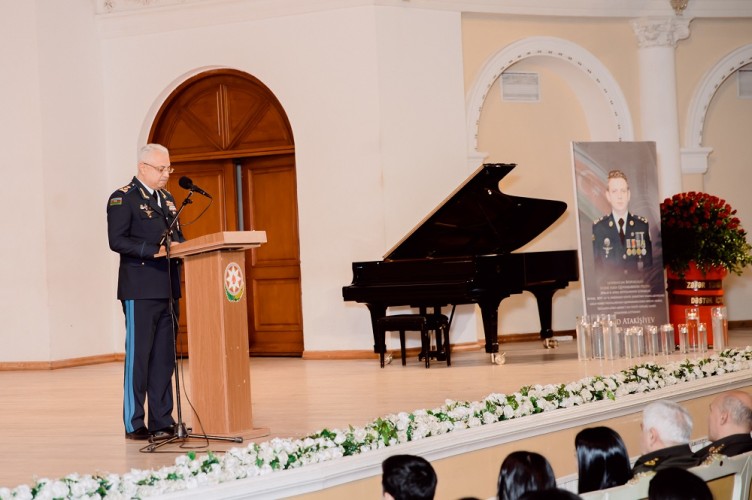 В Баку прошел сольный концерт пианиста Тогрула Гусейнли, посвященный памяти шехида Рашада Атакишиева - ФОТО
