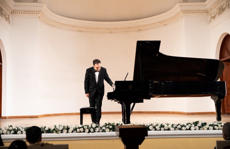 В Баку прошел сольный концерт пианиста Тогрула Гусейнли, посвященный памяти шехида Рашада Атакишиева - ФОТО