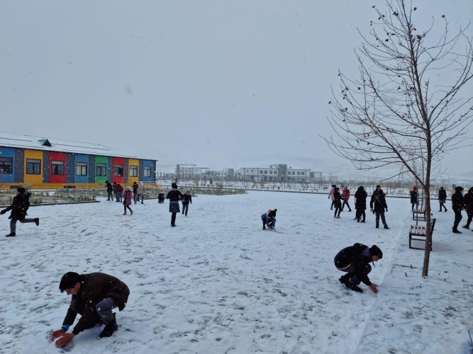 Zəngilanın Ağalı kəndində məktəblilərin ilk qar sevinci