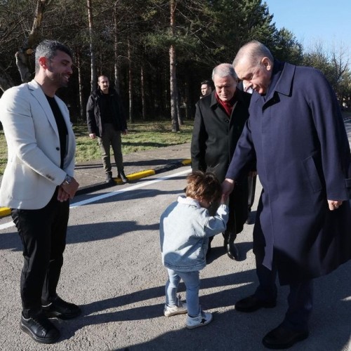 Ərdoğan əlini öpən uşağa pul verdi - FOTO