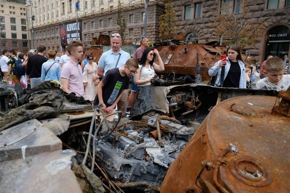 Kiyevdə məhv edilmiş Rusiya hərbi texnikalarının sərgisi keçirildi - FOTO/VİDEO