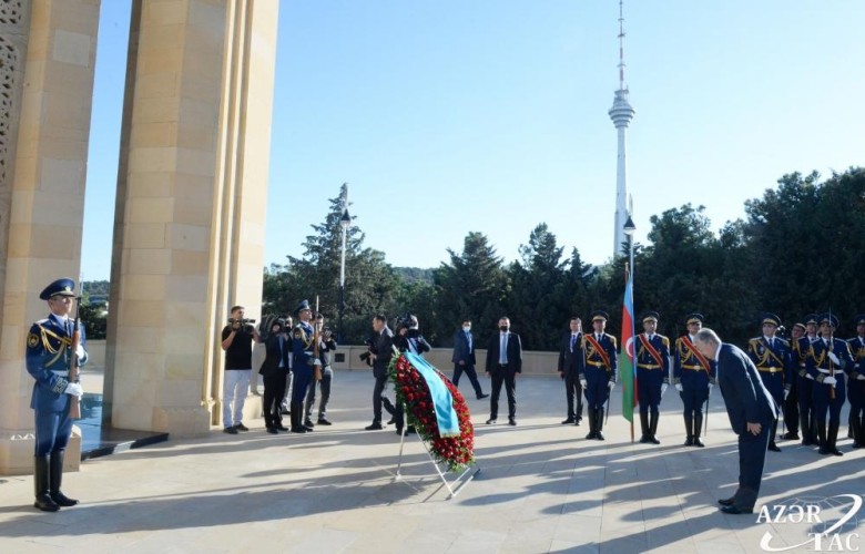 Qazaxıstan Prezidenti Şəhidlər xiyabanını ziyarət etdi - FOTO