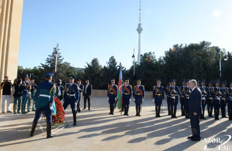 Qazaxıstan Prezidenti Şəhidlər xiyabanını ziyarət etdi - FOTO