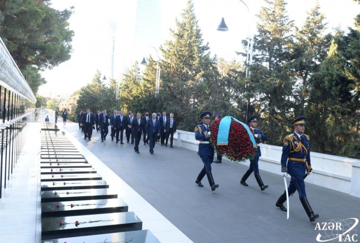 Qazaxıstan Prezidenti Şəhidlər xiyabanını ziyarət etdi - FOTO