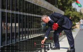 Fergus Auld visits Alley of Martyrs in Baku