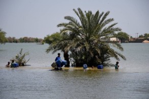 Pakistan rescues 2,000 from floods