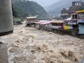 Pakistanis throw up barriers against rising floodwaters