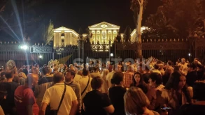 İrəvanda etirazçılar Ermənistan parlamentinin qapısını sındırmağa cəhd ediblər