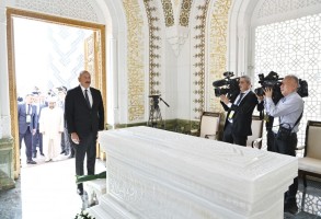 President Ilham Aliyev visited the mausoleum of Islam Karimov, the first President of Uzbekistan