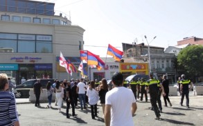 В Тбилиси пресечена акция армян перед зданием посольства Азербайджана