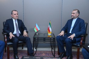 Azerbaijani FM meets with Iranian counterpart