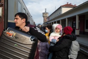 Queue at Russian border stretches 10km as people flee