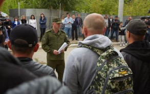 Россияне, подлежащие призыву, начали получать повестки на границе с Грузией