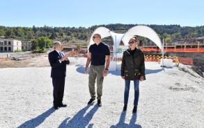 Prezident və xanımı Şuşada tikilən obyektlərlə tanış olub